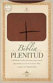 Portada de la «Biblia Plenitud», una Biblia de estudio que muestra un libro de color marrón con una sencilla cruz en el centro y un texto en español que describe «la vida llena del Espíritu y la dinámica del Reino».