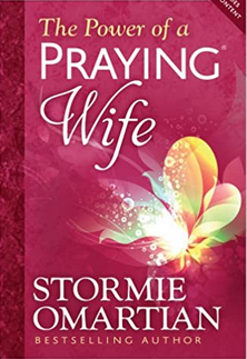 Portada del libro *El poder de una esposa que reza*, de Stormie Omartian, con un dibujo de una mariposa sobre un fondo rosa, que sirve de inspiración para construir un matrimonio pleno con Dios como eje central.
