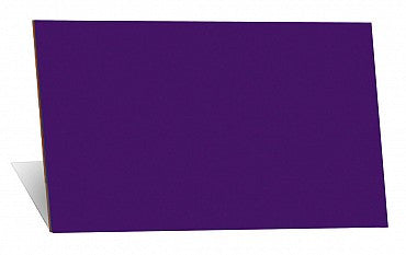 Se muestra una tarjeta rectangular en blanco, con forma de tienda de campaña, cuyo anverso parece una tabla de color morado liso.