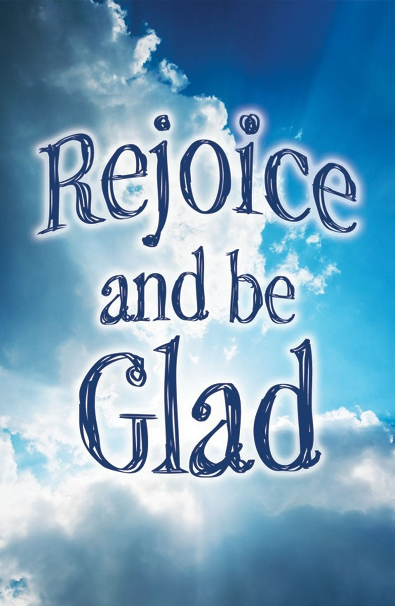Nubes blancas y cielo azul con rayos de sol que se filtran a través de él, con el texto «Rejoice and be Glad» escrito en letras grandes y decorativas. Perfectas para tarjetas postales, se venden en paquetes de 25 y miden 3 1/2 x 5 1/2 pulgadas.