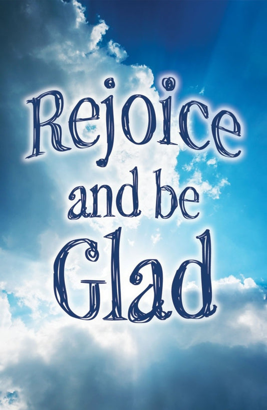 Nubes blancas y cielo azul con rayos de sol que se filtran a través de él, con el texto «Rejoice and be Glad» escrito en letras grandes y decorativas. Perfectas para tarjetas postales, se venden en paquetes de 25 y miden 3 1/2 x 5 1/2 pulgadas.