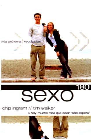 Un hombre y una mujer están de pie uno al lado del otro al aire libre; el texto en español trata sobre las relaciones de pareja, y la palabra «sexo» aparece destacada en la imagen.