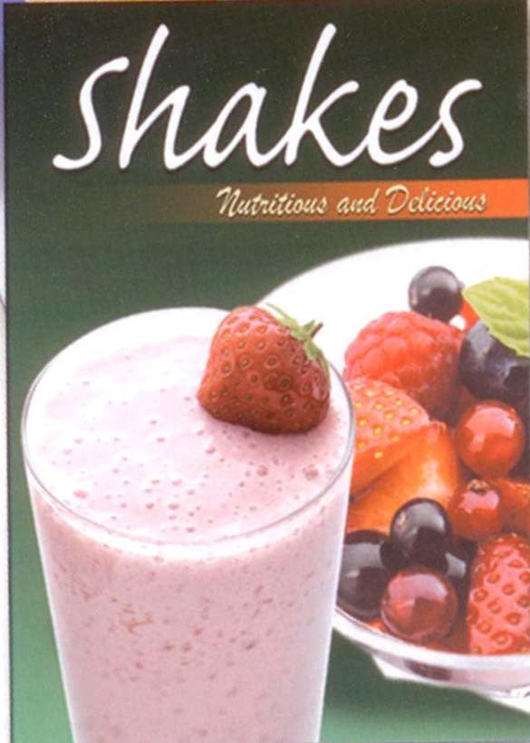 Un vaso de batido de frutas rosas coronado con una fresa descansa frente a un cuenco lleno de frutos del bosque variados, con el texto «Batidos nutritivos y deliciosos» encima: perfecto para quienes buscan una forma fácil de preparar batidos en casa.
