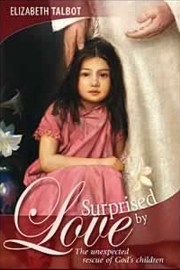 Portada del libro *Sorprendida por el amor*, de Elizabeth Talbot, un libro para mujeres en el que aparece una niña con un vestido rosa sentada junto a un adulto de pie vestido con túnicas blancas, lo que simboliza el rescate y el amor de Dios.