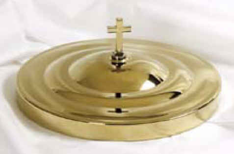 Una bandeja de comunión de color dorado con tapa y un asa en forma de cruz en la parte superior, colocada sobre un mantel blanco. Para obtener más información o adquirir este producto, llámenos hoy mismo.