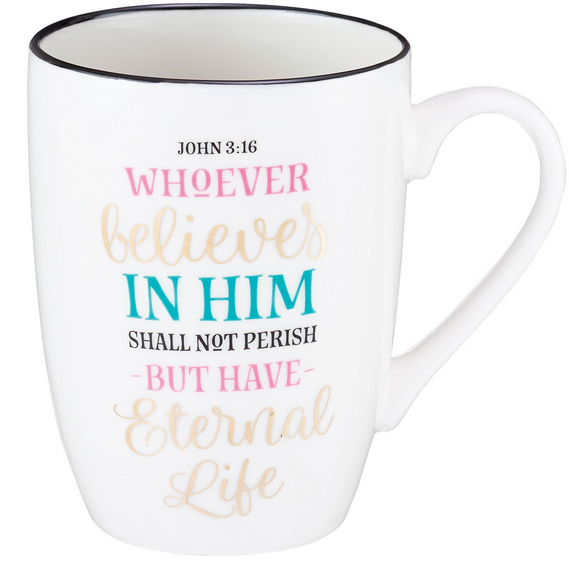 Una taza de cerámica blanca con el borde negro y una capacidad de 12 fl oz lleva impreso el versículo bíblico de Juan 3:16 en varios colores y tipos de letra: «El que en él cree no perecerá, sino que tendrá vida eterna».