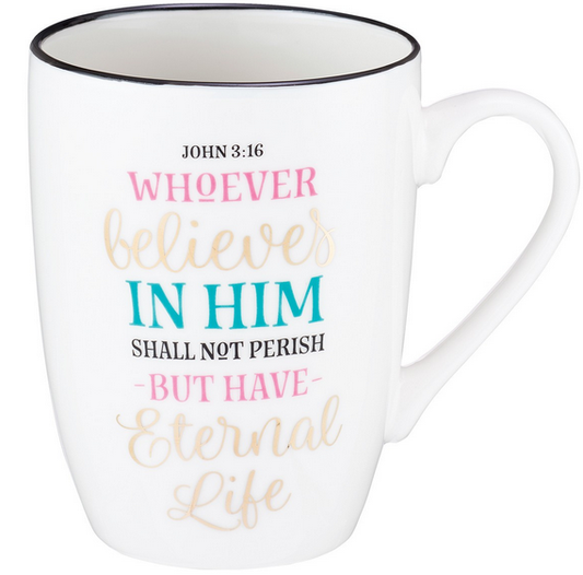 Una taza de cerámica blanca con el borde negro y una capacidad de 12 fl oz lleva impreso el versículo bíblico de Juan 3:16 en varios colores y tipos de letra: «El que en él cree no perecerá, sino que tendrá vida eterna».