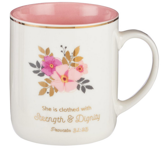 Taza de regalo de cerámica blanca con el interior rosa, borde dorado, diseño floral y el texto: «Está revestida de fuerza y dignidad. Proverbios 31:25» impreso en la parte delantera. Esta elegante taza de 14 oz es un regalo precioso.