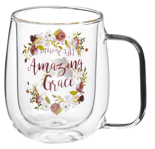Taza de cristal transparente ultraligera con asa, decorada con motivos florales y con las palabras «Amazing Grace» escritas en letra cursiva en la parte delantera.