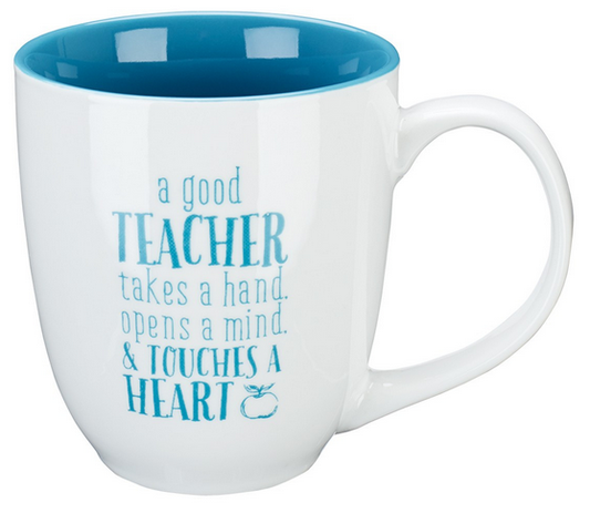 Taza de cerámica blanca con el interior azul y la cita: «Un buen profesor te da la mano, te abre la mente y te llega al corazón», escrita en letras azules. Fabricada con esmalte sin plomo y apta para el microondas, lo que la hace muy práctica para el uso diario.
