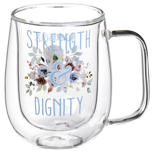 Una taza de cristal transparente y ultraligera con asa, decorada con un diseño floral y con las palabras «Strength & Dignity» impresas en letras de color azul claro en la parte delantera.