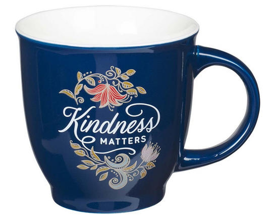 Una taza de cerámica azul oscuro con motivos florales y la frase «Kindness Matters» escrita en el lateral con letras blancas. Apta para el microondas y para el uso diario, además viene en una preciosa caja de regalo, ideal para hacer un detalle especial.