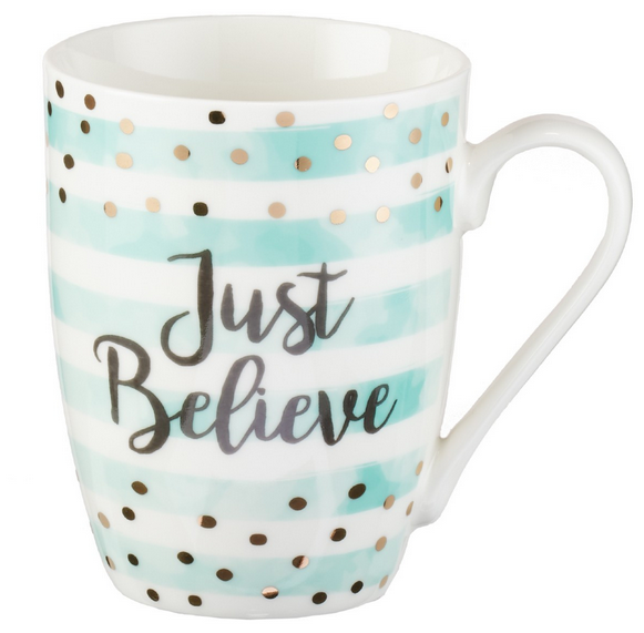Una taza de cerámica con rayas en tonos pastel menta y blanco, lunares dorados y la frase «Just Believe» escrita en letra cursiva negra en la parte delantera; perfecta para regalar en una encantadora caja de regalo.