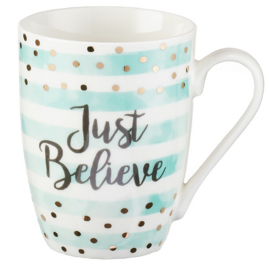 Una taza de cerámica con rayas en tonos pastel menta y blanco, lunares dorados y la frase «Just Believe» escrita en letra cursiva negra en la parte delantera; perfecta para regalar en una encantadora caja de regalo.