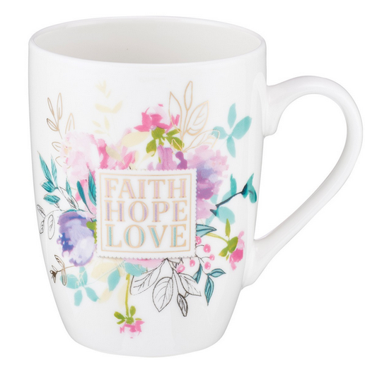 Taza de cerámica blanca con un estampado floral en tonos rosa, morado y verde, y las palabras «FAITH HOPE LOVE» impresas en letras doradas en la parte delantera. Esta taza de 12 fl oz con detalles en lámina dorada aporta un toque de inspiración a tu rutina matutina.