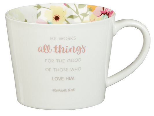 Taza de cerámica blanca con motivos florales en el interior, capacidad de 13 fl oz y la siguiente inscripción: «Él hace que todas las cosas contribuyan al bien de aquellos que le aman». Romanos 8:28. Presentada en una bonita caja de regalo, ideal para cualquier ocasión.