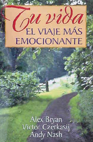 Portada del libro con el título «Tu vida, el viaje más emocionante» sobre una fotografía de un camino de tierra rodeado de árboles verdes; reflexiones para la vida cotidiana de los autores adventistas cristianos Alex Bryan, Victor Czerkasij y Andy Nash.
