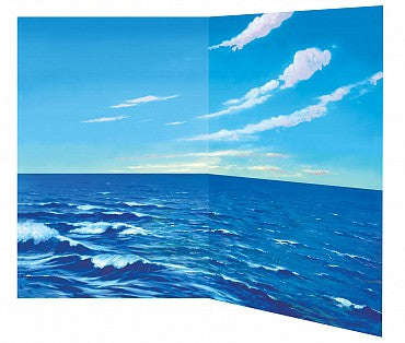 Cuadro que representa un océano azul con olas bajo un cielo despejado, expuesto en un biombo de dos paneles con un fondo de agua y cielo, en el que se aprecia la línea del horizonte y algunas nubes dispersas.