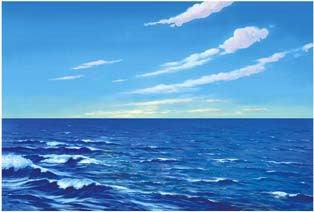Un océano azul y tranquilo se extiende hasta el horizonte bajo un cielo despejado con algunas nubes blancas y tenues, creando un sereno fondo de agua y cielo.