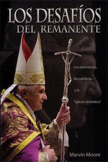 Portada de *Los Desafíos del Remanente*, de Marvin Moore, en la que aparece un obispo católico sosteniendo un báculo con un crucifijo, con texto en español y un fondo en penumbra que alude a la persecución y a la lucha de la misión divina.