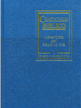 Libro de tapa dura azul titulado «Comentario Bíblico Adventista del Séptimo Día 1: Génesis-Deuteronomio», con el título en relieve dorado en la portada, que recoge reflexiones de libros como Mateo y San Juan.